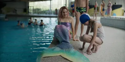 « Miss Mermaid » : la comédie aquatique d’Aloïse Sauvage entre absurdité et poésie