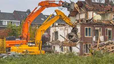 Montdragon : quinze ans après, démolition d'une maison illégale avec piscine