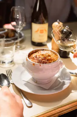 À Montmartre, une soupe à l’oignon très parisienne pour les nuits d’hiver