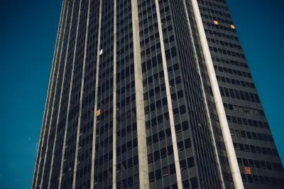 Morceaux de verre tombés de la tour Montparnasse : l'inquiétude grandit