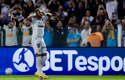 Neymar inscrit un doublé pour son retour avec Santos