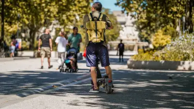 Nîmes : casque obligatoire et rues interdites pour les trottinettes électriques