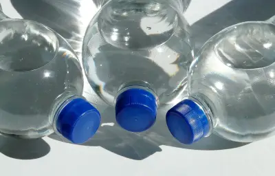 Packs d'eau menacés par l'UE ? Démêler le vrai du faux