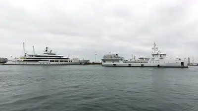 Piscine, hélicoptères et hôpital : le méga yacht Infinity et son navire de soutien à Sète