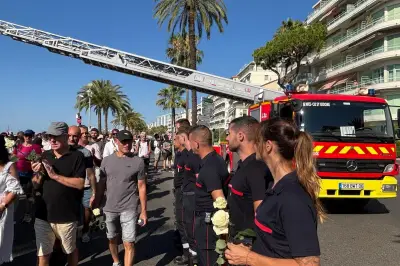 Pompiers de Nice émus par les applaudissements lors de la marche de la mémoire