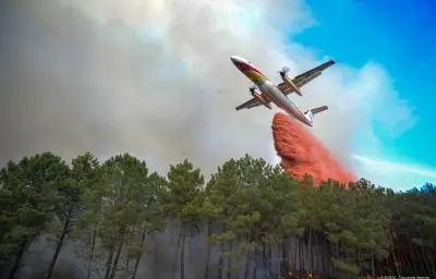 Pourquoi les avions bombardiers d'eau larguent-ils du liquide rouge ?
