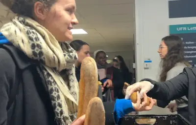 Précarité étudiante : 256 étudiants font la queue pour manger gratuitement à Tours