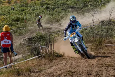 Rudy Cotton, double champion du monde d'enduro, fête son titre au Portugal