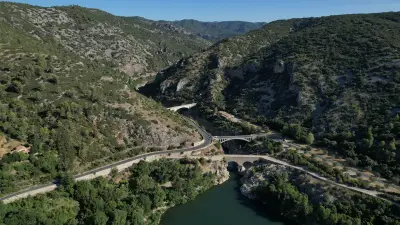 Saint-Guilhem-le-Désert et le pont du Diable vus du ciel en Occitanie
