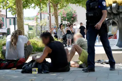 Saint-Tropez : la mairie fait scier les bancs de la place Blanqui