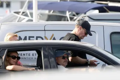 Sébastien Cauet aperçu discrètement à Saint-Tropez en vacances