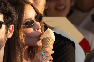 Sofía Vergara savoure une glace à Saint-Tropez en vacances