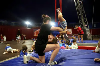 Sous le chapiteau Fontvieille, les enfants découvrent les arts du cirque