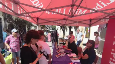 Succès pour la séance de dédicaces de Jano Resseguié, voix du foot à Sète