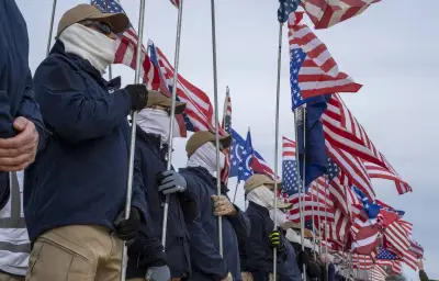 Suprémacistes blancs défilent à Washington pour le 250e anniversaire