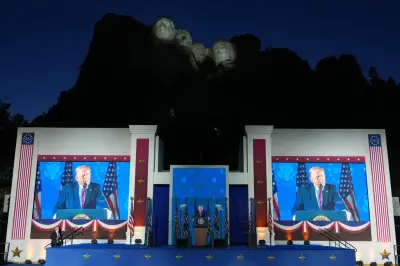 Trump : un discours en carton face aux pierres du mont Rushmore