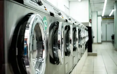 Un client nu arrêté dans une laverie automatique à Bégard