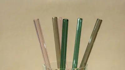 Un homme frôle la mort après avoir bu avec une paille en verre brisée