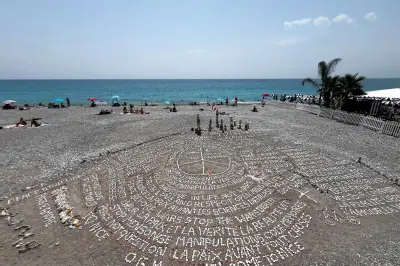 Une œuvre de galets pour la paix sur la promenade des Anglais à Nice