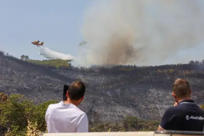 Var : le préfet rend hommage aux pompiers face à des reprises d'incendie violentes