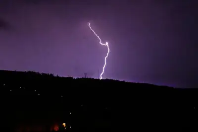 Violents orages : deux morts, 53 000 foyers sans électricité