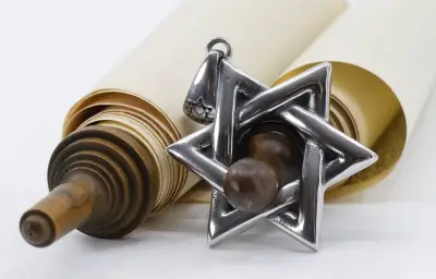 Vol de rouleaux de la Torah à Levallois-Perret : un traumatisme pour la communauté
