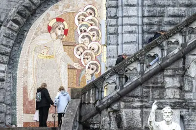 Voyage du pape en France : les mosaïques d'un religieux abuseur embarrassent l'Église