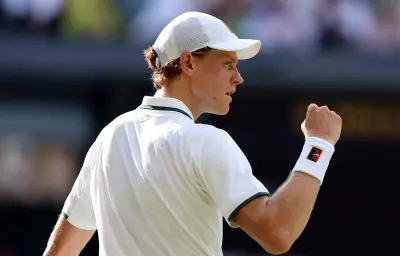 Wimbledon : Sinner domine Djokovic en trois sets et file en finale