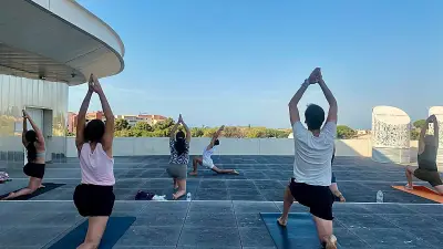 Yoga sur le rooftop du Palais des Congrès du Cap d'Agde chaque dimanche
