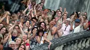 1000 choristes des Fous chantants en avant-première : Aznavour et Soprano à l'honneur à Alès