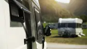 140 caravanes envahissent un champ en Savoie : le propriétaire bloque l'accès