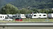 80 caravanes de gens du voyage s'installent sur un terrain de rugby à Marseille avant la reprise