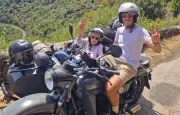 À 93 ans, Thérèse parcourt la France en auto-stop avec son petit-fils