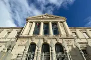 Ado blessé au couteau à Nice : légitime défense plaidée, procès en août