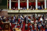 Adoption de l'aide à mourir : réactions politiques contrastées