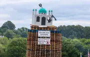 Arrestation en Irlande du Nord pour une maquette de mosquée sur un bûcher