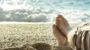 Arrêt maladie : peut-on partir en vacances ? Les règles à connaître