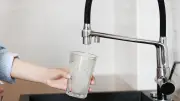 Astuce verre d'eau pour éviter mauvaises odeurs évier avant vacances