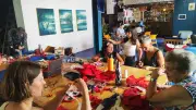 Atelier cocarde réunit générations à Nîmes pour le 13 juillet