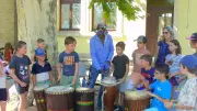 Atelier d'afro batucada pour 50 enfants au centre de loisirs de Barjac