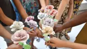 Atelier fleurs en papier et DJ set à la médiathèque de Carnon