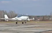 Atterrissage d’urgence d’un avion biplace sur une plage en Californie