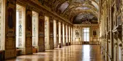 Au Louvre, la Galerie d'Apollon vidée de ses trésors attire les touristes