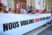 À Avignon, des artistes interpellent Macron sur les coupes budgétaires