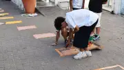 Balaruc : des jeunes embellissent la rue piétonne avec un chemin coloré