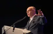 Bernard Cazeneuve franchit une étape vers 2027 sans primaire