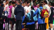 Blessé en enjambant un panneau : Henderson sorti sur civière