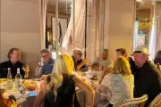 Bono et The Edge de U2 dînent à La Petite Maison à Nice