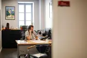 À Brignoles, des bénévoles appellent les isolés pour lutter contre la canicule