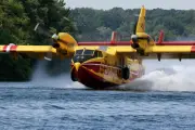 Canadairs : Mélenchon et Attal s'affrontent sur la flotte